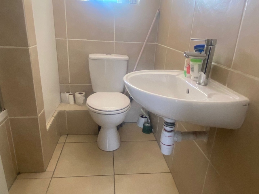 To Let 2 Bedroom Property for Rent in Cravenby Western Cape